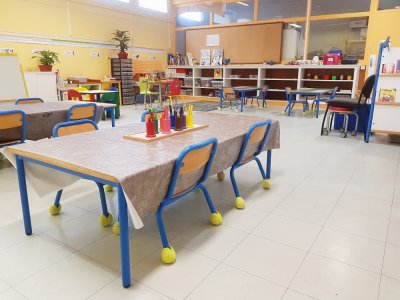 A l'école Ancelot du Havre, les tables sont espacées les unes des autres car, au-delà de la distanciation physique, l'apprentissage en petits groupes correspond à la méthodologie de l'établissement.
