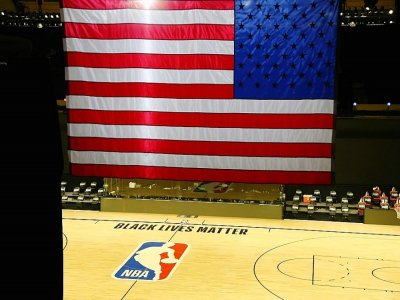 La NBA et le syndicat des joueurs (NBPA) ont annoncé que les matches des play-offs reprendraient samedi - Kim KLEMENT [POOL/AFP/Archives]