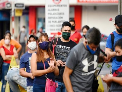 Des personnes attendent à un arrêt de bus à Asuncion (Paraguay) le 28 août 2020 - NORBERTO DUARTE [AFP]