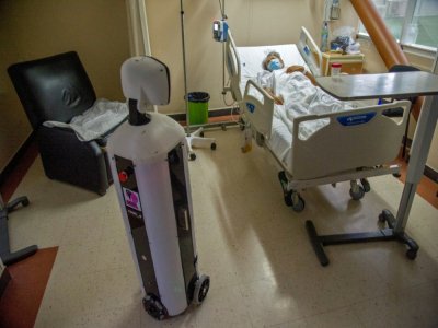 Le petit robot Laluchy au chevet d'un patient atteint par le coronavirus, le 27 août 2020 dans un hôpital de Mexico - CLAUDIO CRUZ [AFP]