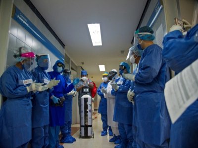 Des personnels soignants applaudissent le petit robot Laluchy, le 27 août 2020 dans un hôpital de Mexico - CLAUDIO CRUZ [AFP]