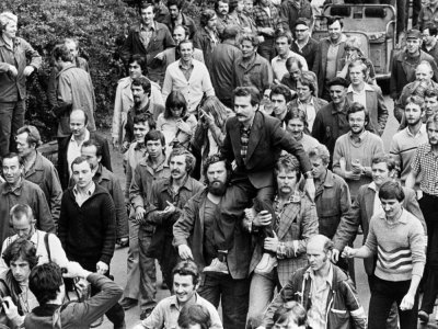 du leader du comité de grève, Lech Walesa (c), porté en triomphe par ses camarades aux chantiers navals Lénine de Gdansk après la signature d'un accord avec le gouvernement polonais, le 30 août 1980 - [LEHTIKUVA/AFP/Archives]