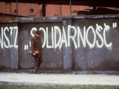 Un homme passe devant le mot "Solidarnosc" peint sur un mur, le 25 août 2020 à Gdansk, en Pologne - [LEHTIKUVA/AFP/Archives]