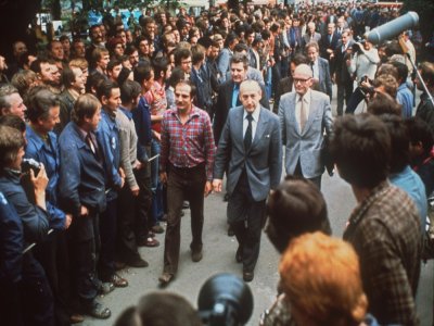 Le vice-premier ministre polonais Mieczyslaw Jagielski (d) quitte le chantier naval Lénine après la signature de l'accord final entre le gouvernement et les grévistes, le 31 août 1980 à Gdansk - [LEHTIKUVA/AFP/Archives]