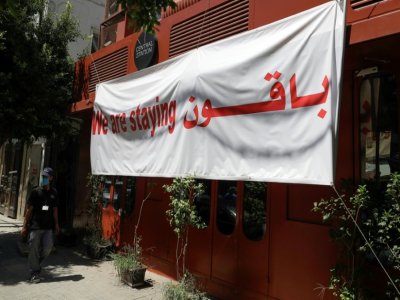 Une banderole "Nous restons" dans le quartier de  Gemmayzeh, le 24 août 2020 à Beyrouth - JOSEPH EID [AFP]