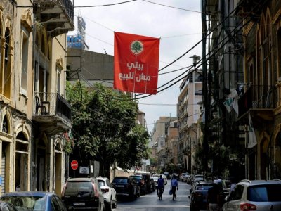 Une banderole "Ma maison n'est pas à vendre" dans une rue du quartier de Gemmayzeh, le 21 août 2020 à Beyrouth - JOSEPH EID [AFP]