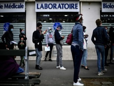 Des personnes masquées font la queue devant un laboratoire d'analyses médicales pour passer un test de dépistage du Covid-19, le 29 août 2020 à Paris - Christophe ARCHAMBAULT [AFP]