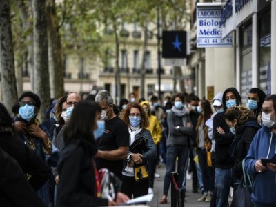 Des personnes masquées font la queue devant un laboratoire d'analyses médicales pour passer un test de dépistage du Covid-19, le 29 août 2020 à Paris - Christophe ARCHAMBAULT [AFP]