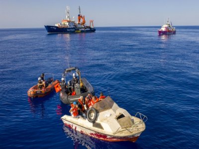 Photo prise le 22 août et diffusée le 28 août 2020 du bateau Sea-Watch 4 (g) à proximité du navire Louise Michel, affrété par le street-artiste Banksy, au large de la Libye - Thomas Lohnes [Chris GRODOTZKI/AFP]