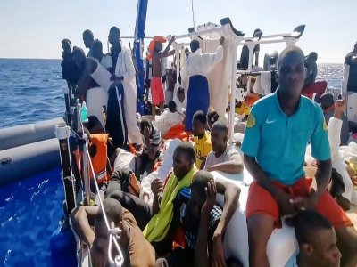 Des migrants à bord du navire Banksy. Image prise  le 29 août 2020 sur une vidéo publiée sur le compte twitter @MVLouiseMichel - - [Twitter account MVLouiseMichel/AFP]