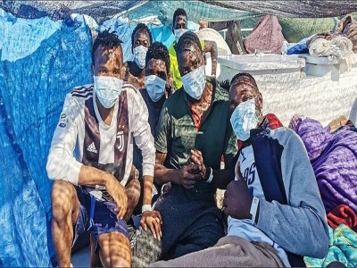Des migrants à bord du navire Banksy. Image prise  le 29 août 2020 sur le compte twitter @MVLouiseMichel - - [Twitter account MVLouiseMichel/AFP]