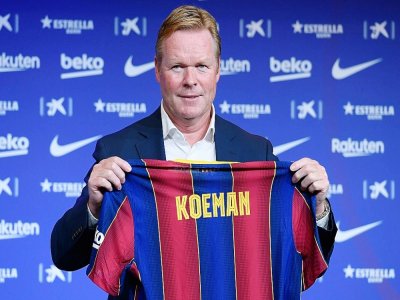 Le nouvel entraîneur du FC Barcelone Ronald Koeman lors de sa présentation officielle au Camp Nou le 19 août 2020 - Josep LAGO [AFP/Archives]