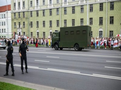 Dispositif policier dans une rue de Minsk pendant une manifestation de femmes, le 29 août 2020 à Minsk, au Bélarus - Tatyana KALINOVSKAYA [AFP]