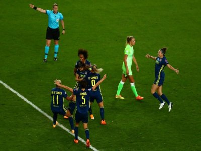 La joie des Lyonnaises après le but du break signé Sara Bjork Gunnarsdottir contre Wolfsburg e finale de la Ligue des champions à San Sebastian, le 30 août 2020 - SERGIO PEREZ [POOL/AFP]