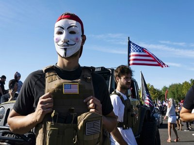 Des manifestants pro-Trump, dont un homme nommé Jonathan qui porte un masque, le 29 août 2020, près de Portland dans l'Oregon - Nathan Howard [GETTY IMAGES NORTH AMERICA/AFP]