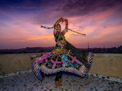 La danseuse folklorique Aasha Sapera s'échauffe avant de donner des cours en ligne, le 13 août 2020 à Jodhpur, en Inde - Sunil VERMA [AFP]