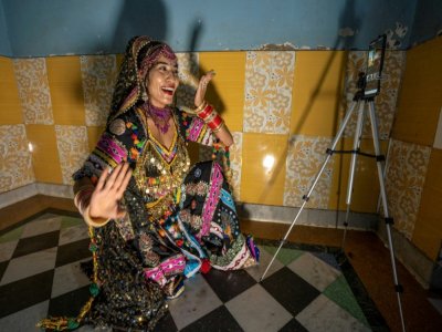 La danseuse folklorique Aasha Sapera donne des cours en visioconférence, le 13 août 2020 à Jodhpur, en Inde - Sunil VERMA [AFP]