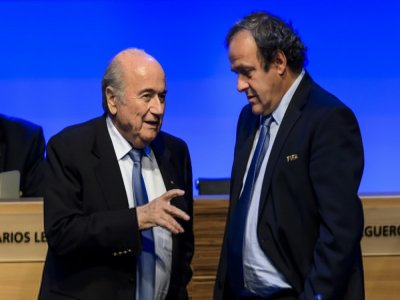 Joseph Blatter, alors président de la Fifa, parle à Michel Platini, alors patron de l'UEFA, lors du 64e Congrès de la Fifa le 11 juin 2014 à Sao Paulo - FABRICE COFFRINI [AFP/Archives]