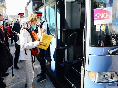 Des passagers bloqués dans le train Hendaye-Paris sont acheminés à Bordeaux par bus vers leurs destinations respectives le 31 août 2020 - MEHDI FEDOUACH [AFP]