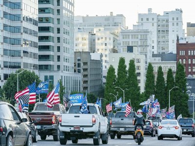 Un convoi de voitures de partisans de Donald Trump se dirigent vers le centre ville de Portland, le 29 août 2020 - Nathan Howard [GETTY IMAGES NORTH AMERICA/AFP]