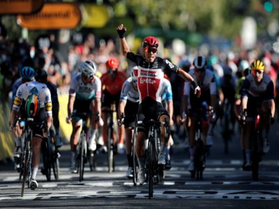 Le coureur australien de la Lotto Caleb Ewan remporte la 3e étape du Tour de France au terme d'un sprint massif à Sisteron, le 31 août 2020 - BENOIT TESSIER [POOL/AFP]
