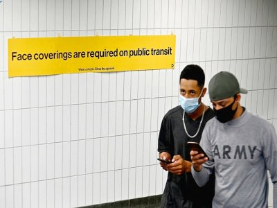 Deux passants à la sortie du métro de New York le 31 août 2020 - Angela Weiss [AFP]