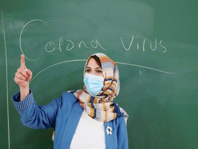 Une enseignante palestinienne porte un masque en classe à Hebron le 10 août 2020 - HAZEM BADER [AFP]