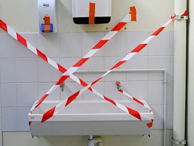 Un lavabo interdit d'accès dans le lycée professionnel Pierre et Marie Curie à Château-Gontier (Mayenne), le 31 août 2020 - DAMIEN MEYER [AFP]