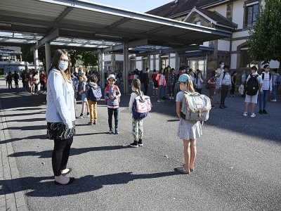 Des élèves attendent avant d'entrer dans leur salle de classe, le 22 juin 2020 à l'école Ziegelau de Strasbourg - FREDERICK FLORIN [AFP]