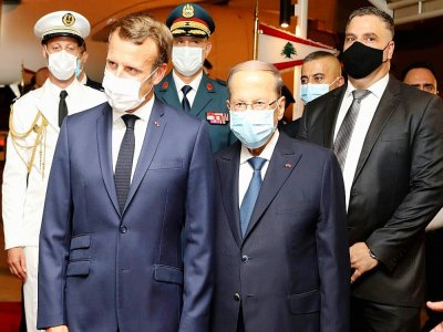 Le président français Emmanuel Macron est accueilli par son homologue libanais Michel Aoun, le 31 août 2020 à l'aéroport de Beyrouth - - [DALATI AND NOHRA/AFP]