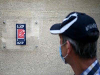 Un homme masqué devant le siège de la Ligue nationale de rugby à Paris le 28 avril 2020 - FRANCK FIFE [AFP/Archives]