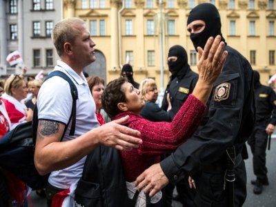 Des manifestants face à la police à Minsk le 30 août 2020 - - [TUT.BY/AFP/Archives]