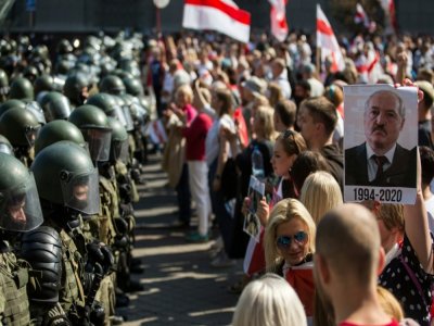 Des forces de l'ordre face aux manifestants à Minsk le 30 août 2020 - - [TUT.BY/AFP/Archives]