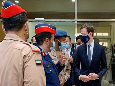 Jared Kushner (d) le conseiller de Donald Trump s'adresse à des soldats émiratis lors de sa visite à la base militaire de Al-Dhafra, près d'Abou Dhabi, le 1er septembre 2020 - Sarah STEWART [AFP]