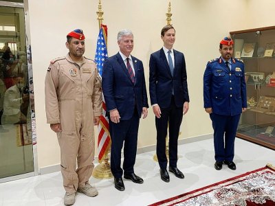 Le conseiller américain Jared Kushner et Robert O'Brien conseiller à la sécurité nationale avec des militaires émiratis sur la base de Al-Dhafra, le 1er septembre 2020 - Sarah STEWART [AFP]