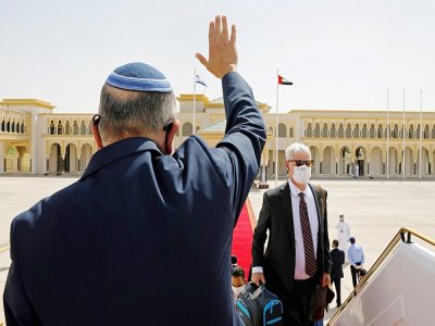Meir Ben-Shabbat conseiller israélien à la sécurité nationale salue en quittant Abou Dhabi, le 1er septembre 2020 - NIR ELIAS [POOL/AFP]