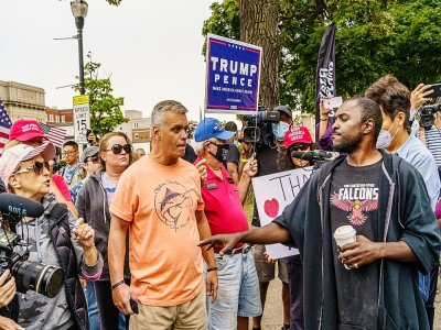 Des manifestants, à droite, face à des partisans de Donald Trump, rassemblés pour sa venue à Kenosha, dans le Wisconsin, le 1er septembre 2020 - Kerem Yucel [AFP]