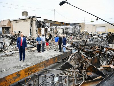 Donald Trump inspecte des bâtiments en ruines à Kenosha le 1er septembre 2020 - MANDEL NGAN [AFP]