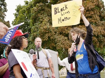 Partisans de Donald Trump et manifestants défendant le mouvement "Black Lives Matter" se parlent avant l'arrivée du président à Kenosha (Wisconsin), le 1er septembre 2020 - Kerem Yucel [AFP]