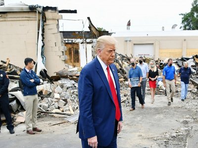 Donald Trump inspecte des bâtiments en ruines après les manifestations à Kenosha le 1er septembre 2020 - MANDEL NGAN [AFP]