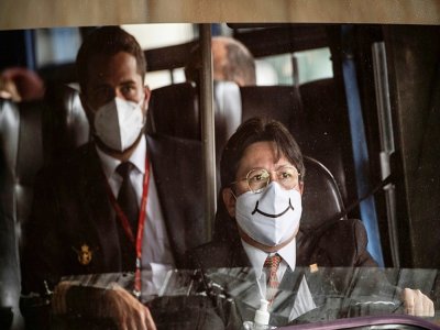 Un chauffeur de bus porte un masque à Bogota (Colombie) le 1er septembre 2020 - Juan BARRETO [AFP]
