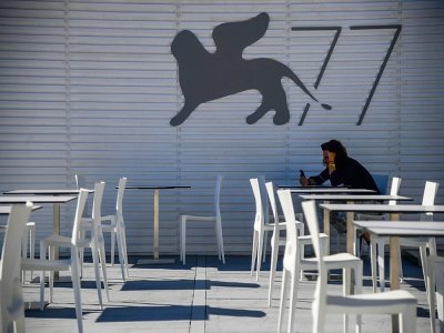 Un employé du festival de la Mostra de Venisedans un café le 1er septembre 2020 - Tiziana FABI [AFP]
