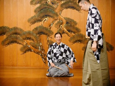 Kennosuke Nakamori et son père Kanta Nakamori lors d'une répétition de nô à Kamakura le 29 juillet 2020 - Philip FONG [AFP]