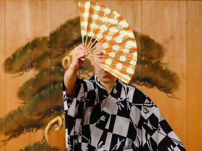L'artiste japonais Kennosuke Nakamori lors d'une répétition de nô le 29 juillet 2020 - Philip FONG [AFP]