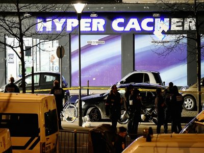 Photo d'archives prise le 9 janvier 2015 montrant des policiers devant la devanture du magasin Hyper Cacher à Vincennes près de Paris, où quatre personnes, toutes juives, ont été assassinées par un jihadiste en janvier 2015 - Eric Feferberg [AFP/Archives]