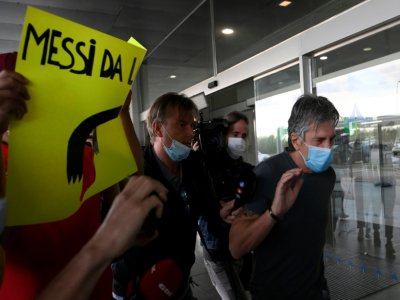 Jorge Messi, père et agent de Lionel Messi, arrive à l'aéroport de Barcelone le 2 septembre 2020 - LLUIS GENE [AFP]