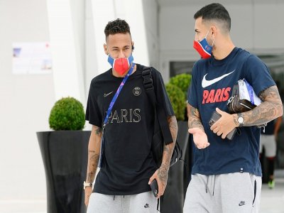 Neymar et Leandro Paredes quittent l'hôtel du PSG, le 20 août 2020 à Lisbonne - LLUIS GENE [AFP/Archives]