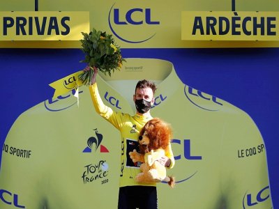 Le Britannique Adam Yates (Mitchelton) prend le maillot jaune à l'issue de la 5e étape du Tour de France, entre Gap et Privas, le 2 septembre 2020 - Thibault Camus [POOL/AFP]