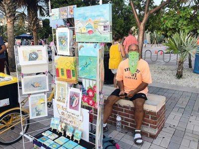 Jack Reichenbach, un habitant de Key West de 67 ans vend des peintures à l'aquarelle, le 30 août 2020 - Leila MACOR [AFP]