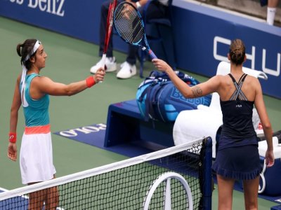 Caroline Garcia et Karolina Pliskova se saluent à l'issue du match remporté par la Française à l'US Open le 2 septembre 2020 à New York - AL BELLO [GETTY IMAGES NORTH AMERICA/AFP]